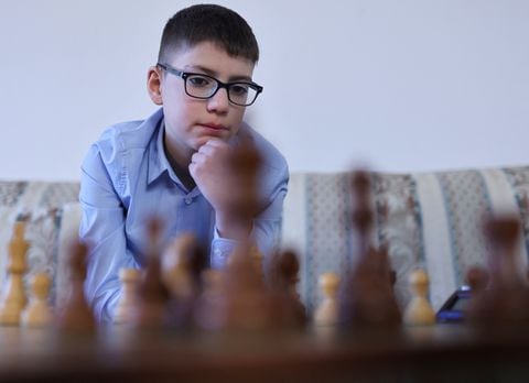 El prodigio del ajedrez Hussain Besou, de 11 años, de origen sirio, juega ajedrez en su casa en Lippstadt, Alemania, el 4 de abril de 2023.