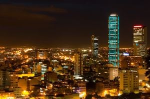 mirando al centro de bogotá, colombia y su torre colpatria (uno de los edificios más altos de américa latina) que está iluminado en diferentes colores, ver más colores en mi portafolio