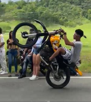 Jóvenes 'picando' motocicletas en Turbo, Antioquia.