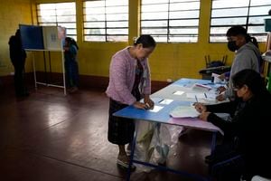 Una mujer vota durante las elecciones generales en Sumpango, Guatemala, el domingo 25 de marzo de 2023. (AP Foto/Moisés Castillo)