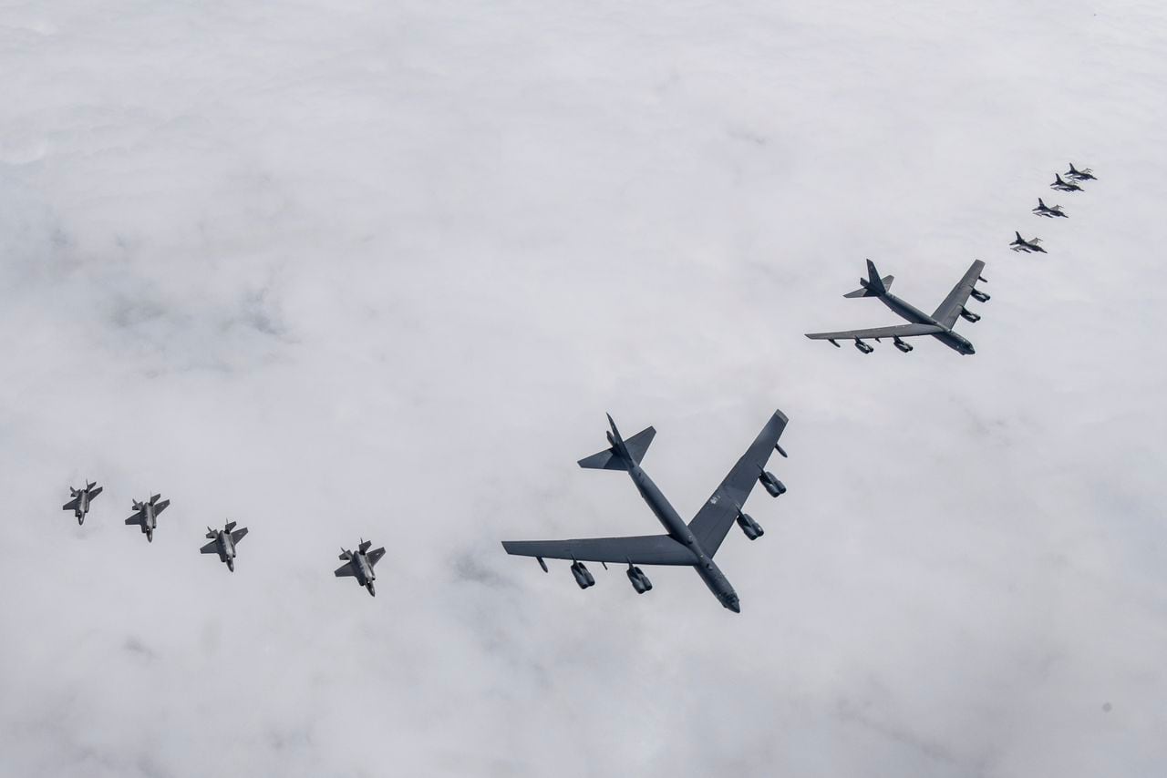 Bombarderos B-52H de EE. UU., en el centro, y aviones de combate F-16 y aviones de combate F-35A de la Fuerza Aérea de Corea del Sur, abajo a la izquierda, sobrevuelan la península de Corea durante un simulacro aéreo conjunto en Sur Corea
