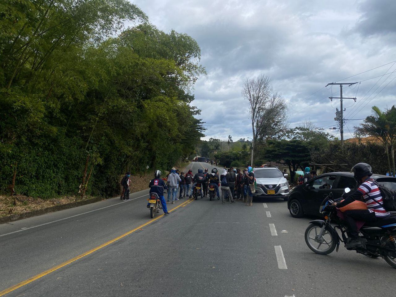 Vía Cali - Popayán está bloqueada; indígenas realizan protesta en punto estratégico de la Panamericana.