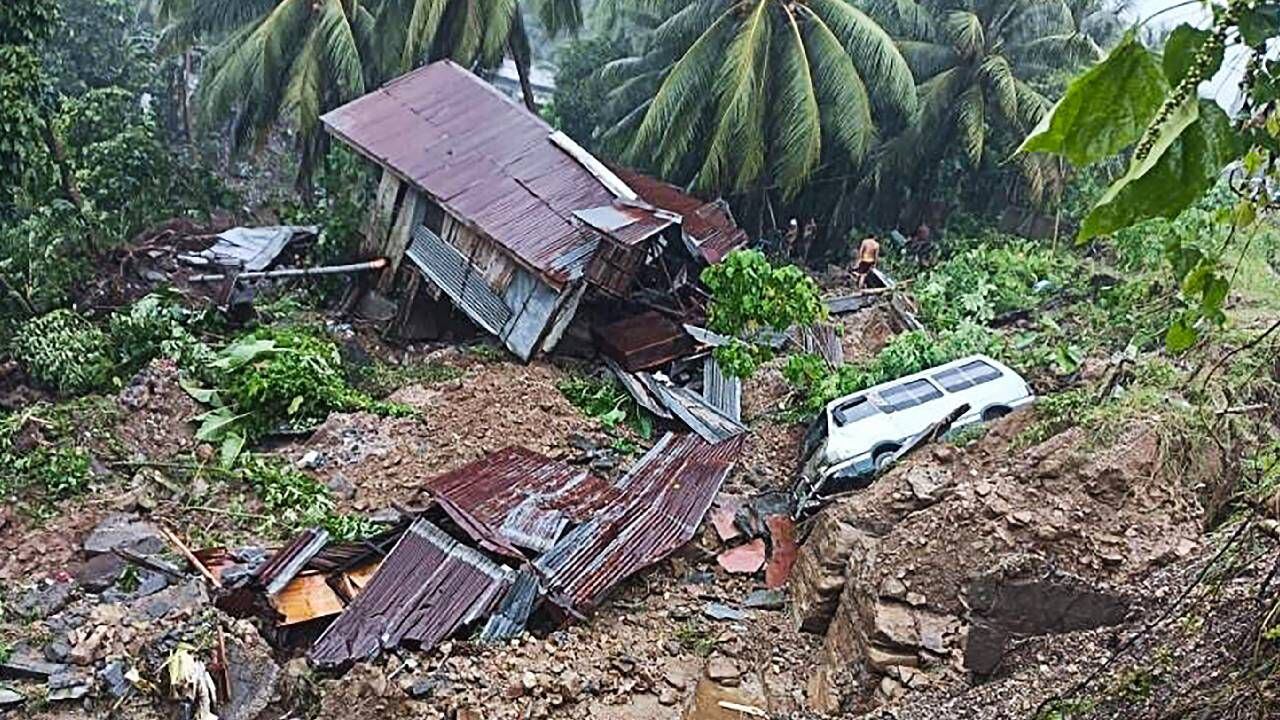 Varias personas fueron rescatadas tras lograr subir a los tejados de sus casas.