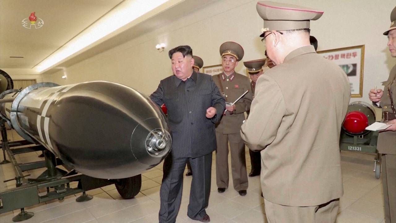 El líder norcoreano, Kim Jong-Un, inspeccionando ojivas nucleares en un lugar no revelado.