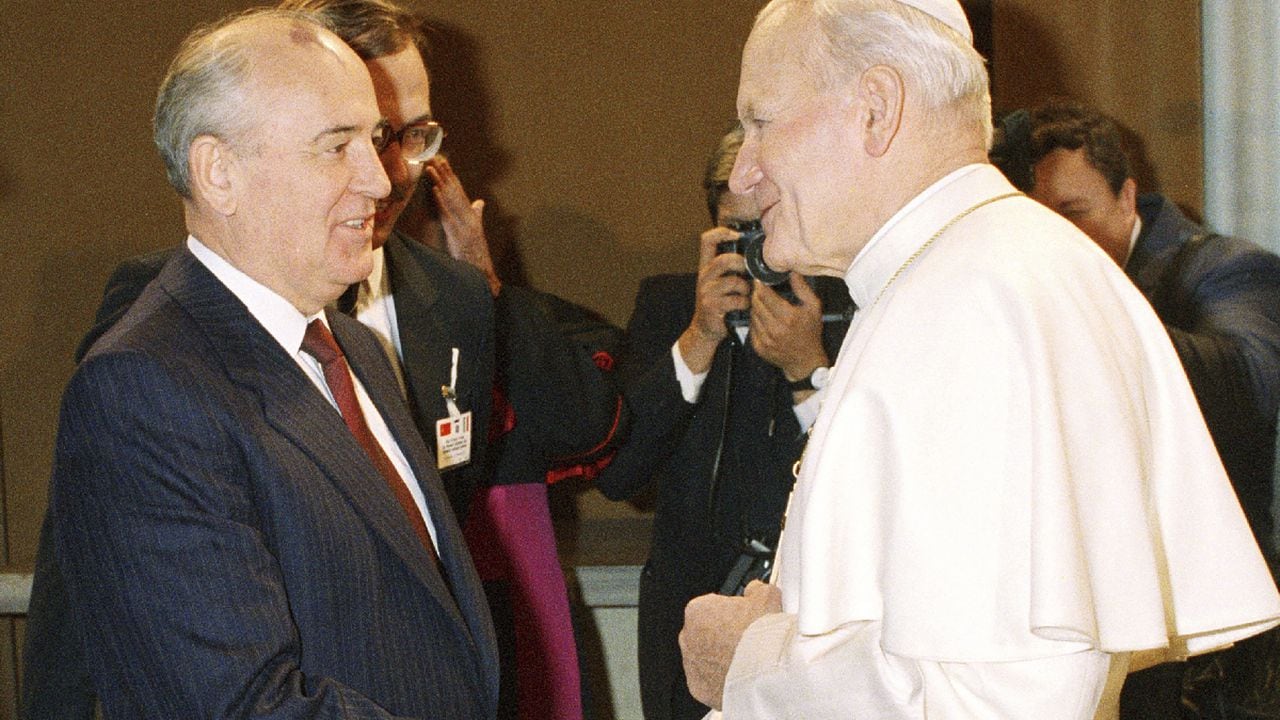 Dentro de las acciones que demostraron la intensión de Gorbachov de mejorar las relaciones soviéticas con el mundo, estaba la apertura religiosa, incluso siendo él ateo.