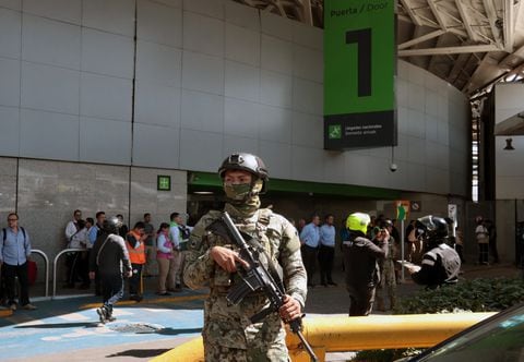 Un miembro de la Armada de México hace guardia después de un tiroteo afuera del Aeropuerto Internacional Benito Juárez en la Ciudad de México el 12 de septiembre de 2023.