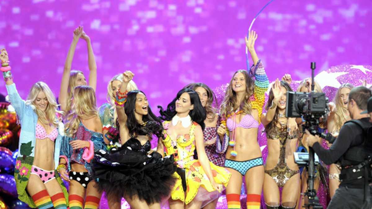 La cantante estadounidense, Katy Perry (c), bailó con las modelos de Victoria's Secret, durante el conocido desfile navideño de la marca Victoria's Secret 2010 en el Lexington Armory en Nueva York (E.U.). 