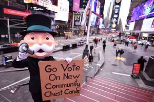 El Sr. Monopoly se enfrenta a la ciudad de Nueva York para involucrar a la comunidad en la nueva votación de tarjetas Monopoly Community Chest Card. Foto: Charles Sykes / AP Images para Hasbro, Inc.