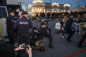 La policía detiene a los manifestantes durante una protesta contra la movilización en Ekaterimburgo, Rusia, el miércoles 21 de septiembre de 2022. El presidente ruso, Vladimir Putin, ordenó una movilización parcial de reservistas en Rusia, con efecto inmediato. (AP Photo)