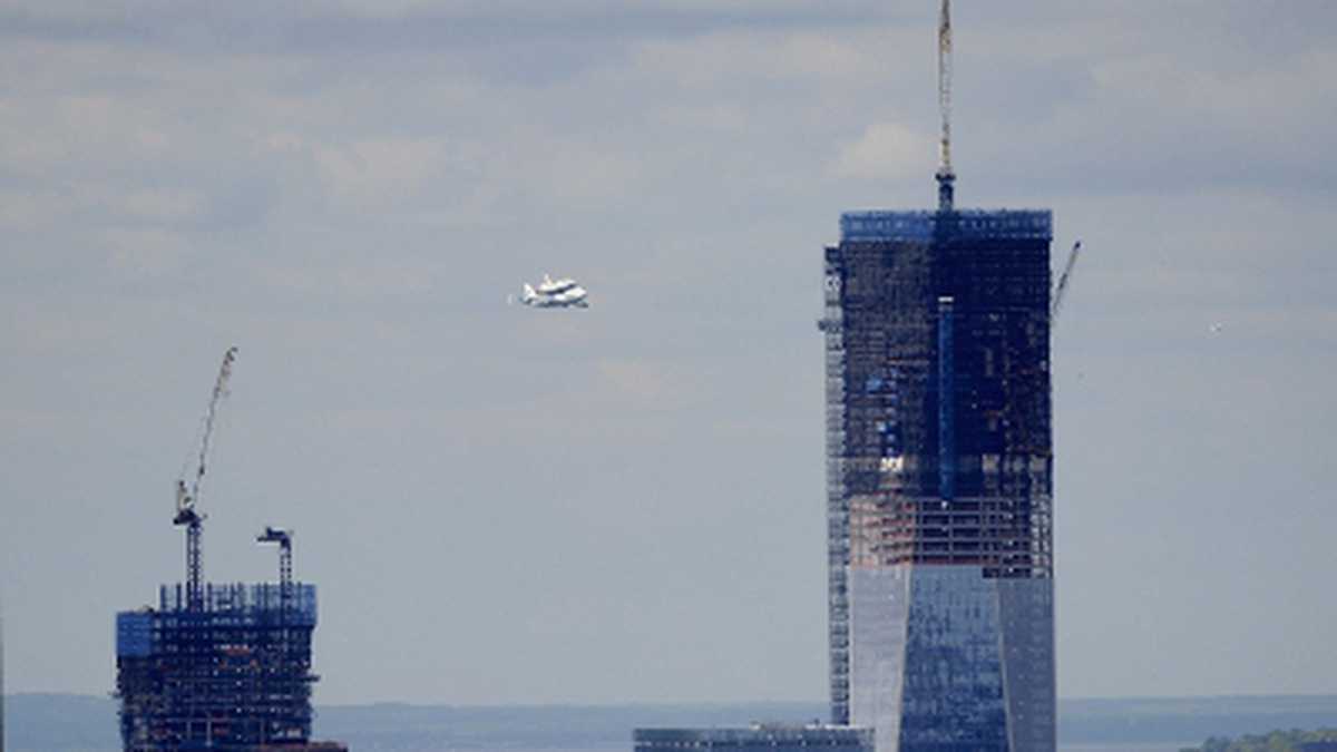 Antes de aterrizar en el JFK, el transbordador sobrevoló el cielo de la Gran Manzana para ser contemplado por los neoyorquinos.