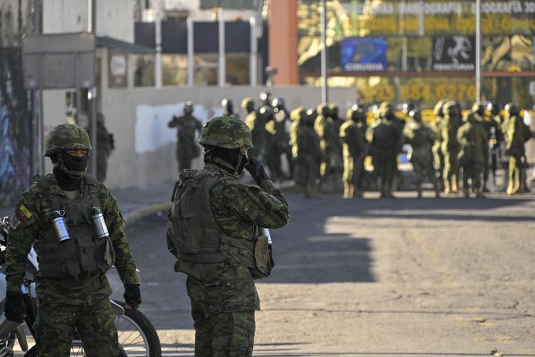 Las fuerzas militares montan guardia frente al Palacio Presidencial de Carondelet en Quito después de que el presidente de Ecuador, Guillermo Lasso, disolviera la legislatura.
