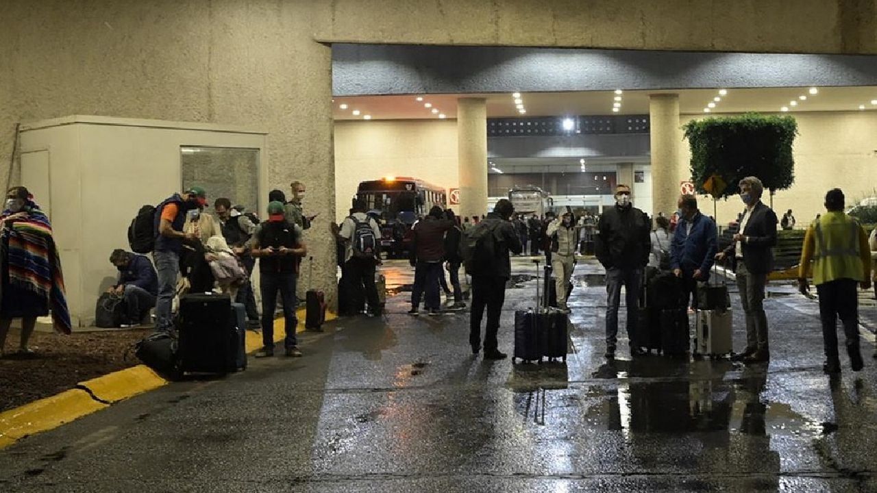 Imagen de varios pasajeros en el aeropuerto Benito Juárez, instantes después del sismo. El movimiento telúrico sintió con fuerza en partes de la Ciudad de México, lo que obligó a residentes y turistas a salir a las calles
