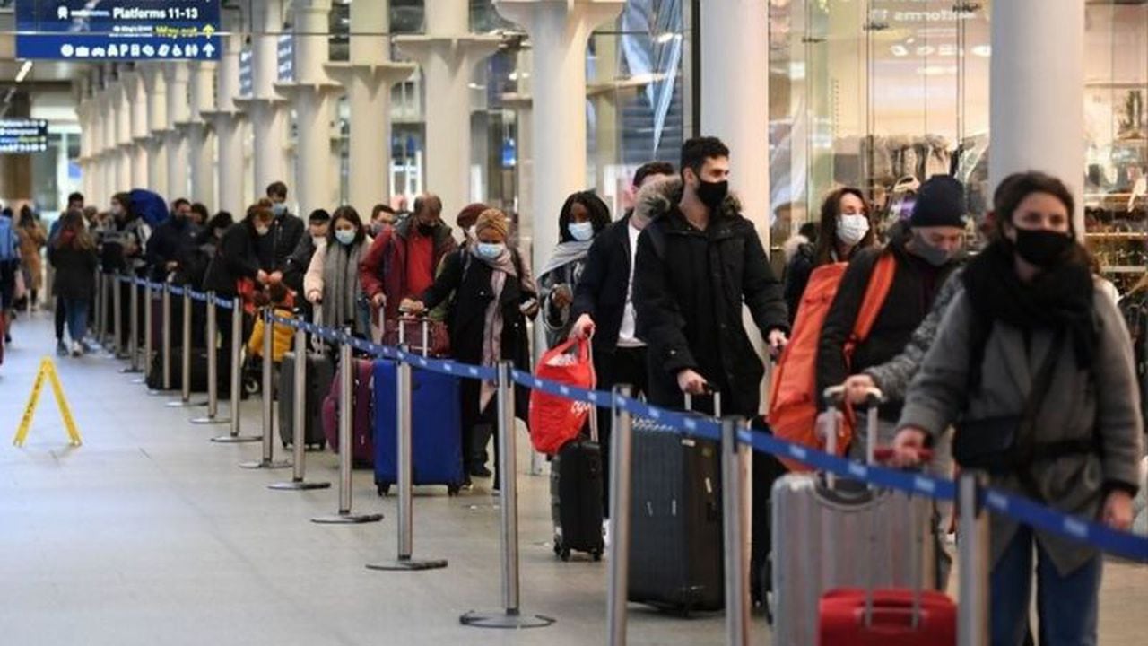 La pandemia no había frenado del todo los viajes en Europa, pero ahora muchos países han suspendido sus vuelos con Reino Unido.