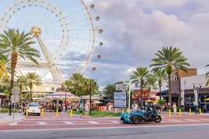 Icon Park en Orlando Florida, tiene atracciones y restaurantes.