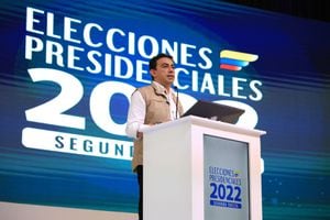 Alexander Vega, el registrador nacional anuncia el cierre de las votaciones.