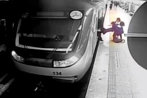 En esta imagen de archivo tomada de un video de una cámara de vigilancia y emitida en la televisión estatal iraní, mujeres sacan el cuerpo de Armita Geravand de un vagón del metro de Teherán, en Teherán, Irán, el 1 de octubre de 2023. (AP Foto/Televisión estatal de Irán, archivo)