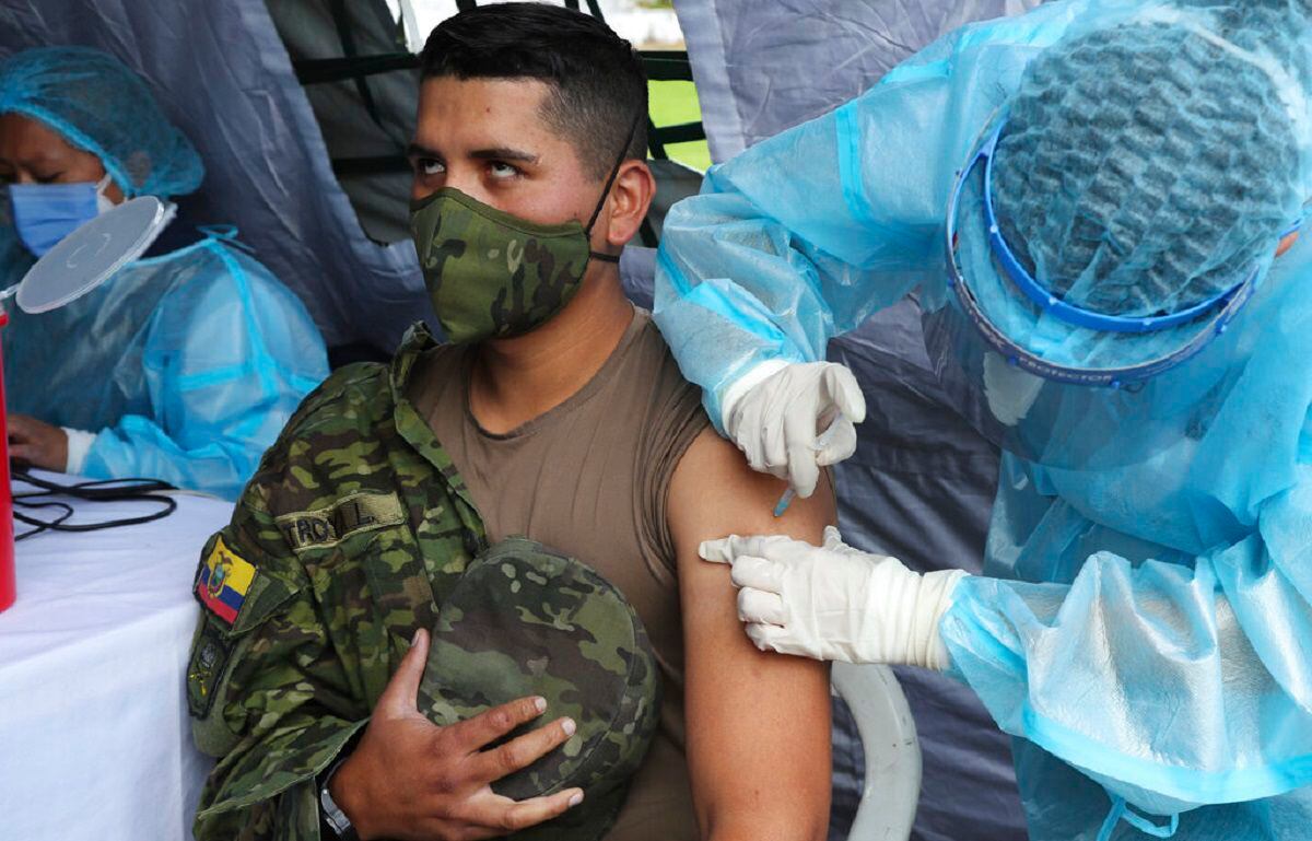 Un soldado ecuatoriano recibe una dosis de la vacuna de AstraZeneca.