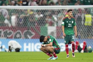 Kevin Alvarez de México reacciona después del partido de fútbol del Grupo C de la Copa Mundial entre Arabia Saudita y México, en el estadio Lusail en Lusail, Qatar, miércoles 30 de noviembre de 2022. 