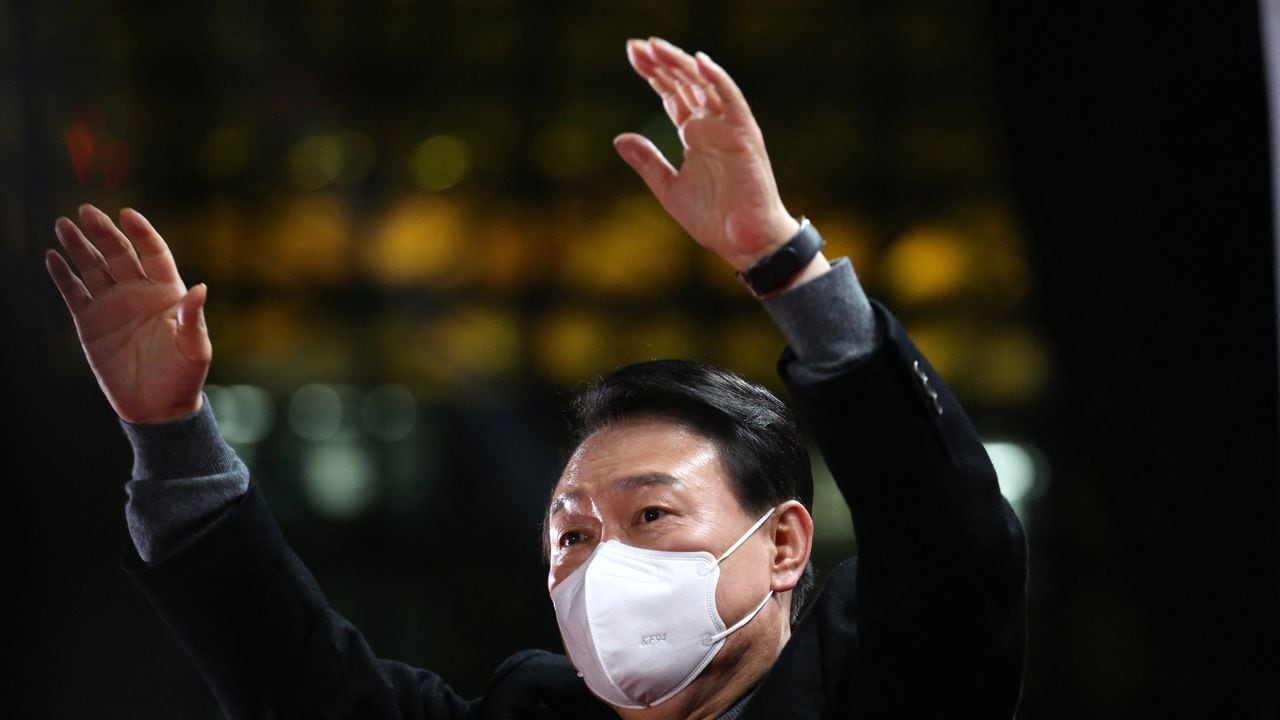El candidato presidencial de Corea del Sur, Yoon Suk-yeol, del principal opositor Partido del Poder Popular, hace gestos a sus seguidores durante un mitin de campaña electoral en Seúl el 8 de marzo de 2022, antes de las elecciones presidenciales del 9 de marzo.