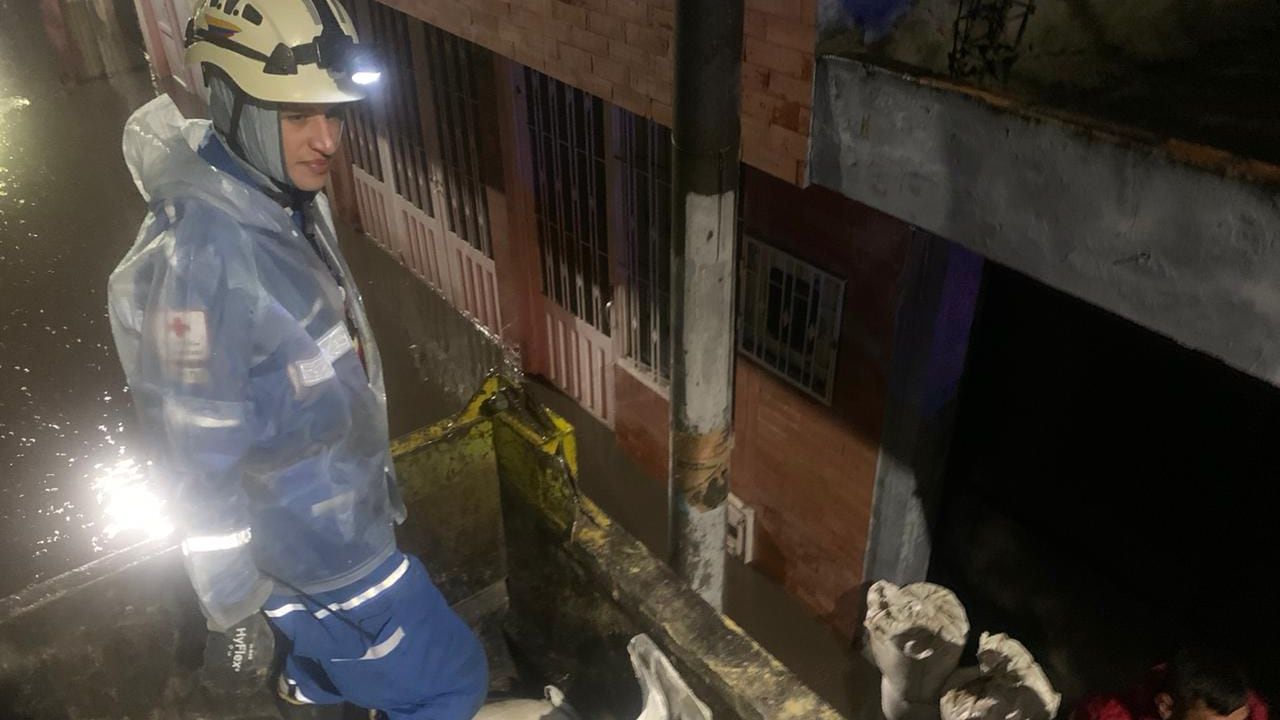 La Cruz Roja Colombiana Seccional Cundinamarca y Bogotá anunció que fue desplazado personal para atender la emergencia.