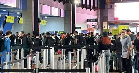 Pasajeros reclaman en el aeropuerto internacional José María Córdova de Rionegro por cancelaciones de Viva Air.