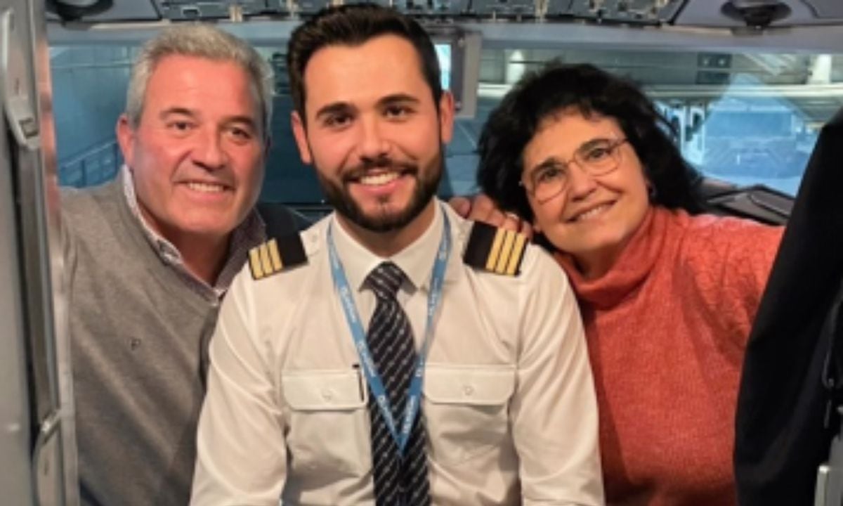 Jordi Jacas, es el nombre del piloto que da la vuelta al mundo a través de las redes sociales con su noble gesto de gratitud con sus padres.