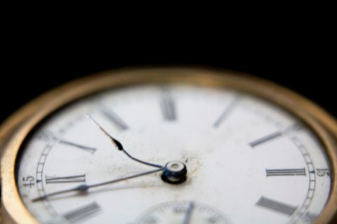 ¿A qué se debe que el ‘reloj del fin del mundo’ cambie constantemente de hora?
