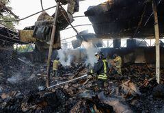 Los bomberos trabajan para extinguir el fuego en un almacén destruido por los bombardeos durante el conflicto entre Rusia y Ucrania en Donetsk, Ucrania controlada por Rusia