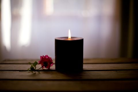 La velas negras están asociadas al luto, entre otras cosas.