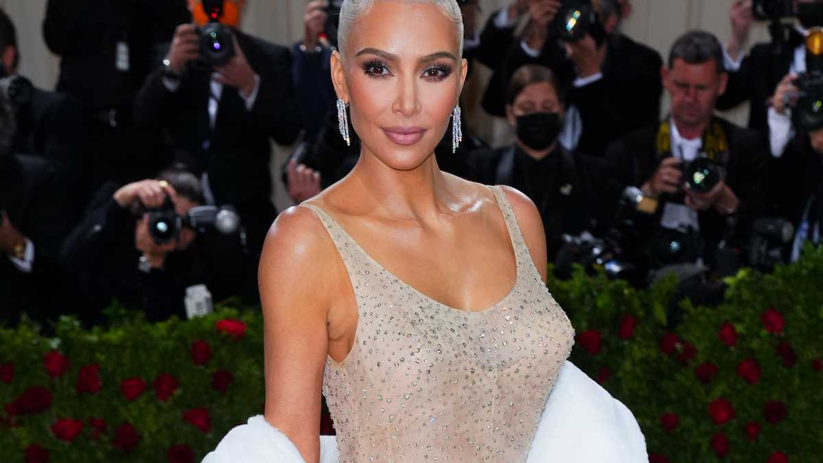 Kim Kardashian en su paso por la alfombra roja de la Met Gala 2022.