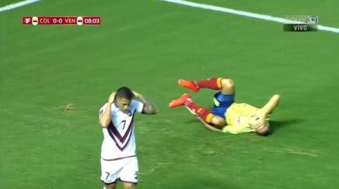 Fuerte lesión de Santiago Arias, jugador de la Selección Colombia, en el partido Colombia vs. Venezuela, en eliminatorias Qatar 2022.