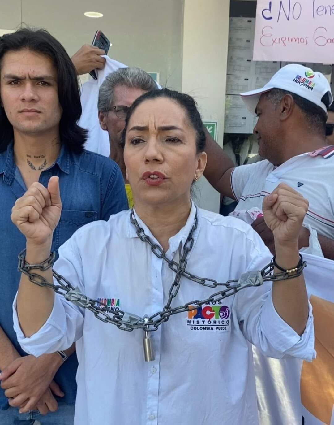 Alexandra Pineda encadenada en la Registraduría