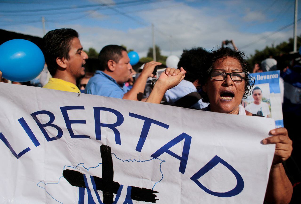 Un manifestante participa en una protesta frente a la prisión "La Modelo" para exigir la liberación de los presos políticos en Tipitapa, Nicaragua, el 19 de junio de 2019.