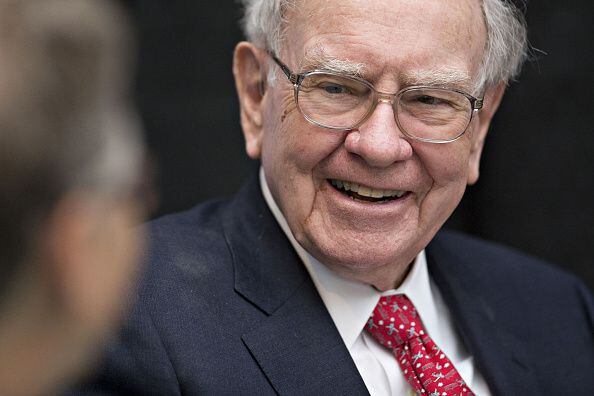 Warren Buffet suele compartir sus enseñanzas con personas que buscan alcanzar el éxito financiero.