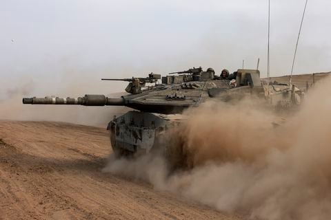 Esta fotografía tomada desde Israel cerca de la frontera con la Franja de Gaza muestra un tanque del ejército israelí saliendo de Gaza el 26 de febrero de 2024, en medio de las batallas en curso entre Israel y el grupo militante palestino Hamás. (Foto de Menahem Kahana / AFP)