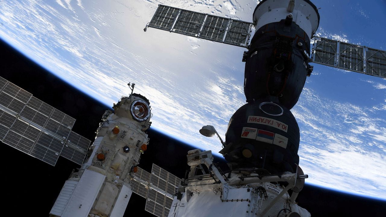 FOTO DE ARCHIVO: El módulo de laboratorio multipropósito Nauka (ciencia) se ve acoplado a la Estación Espacial Internacional (ISS) junto a la nave espacial Soyuz MS-18 el 29 de julio de 2021. Fotografía tomada el 29 de julio de 2021. Oleg Novitskiy / Roscosmos / Handout a través de REUTERS