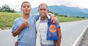 Abraham Rivero y Édison Pérez, jóvenes migrantes que han recibido el apoyo de Ayuda en Acción Colombia.