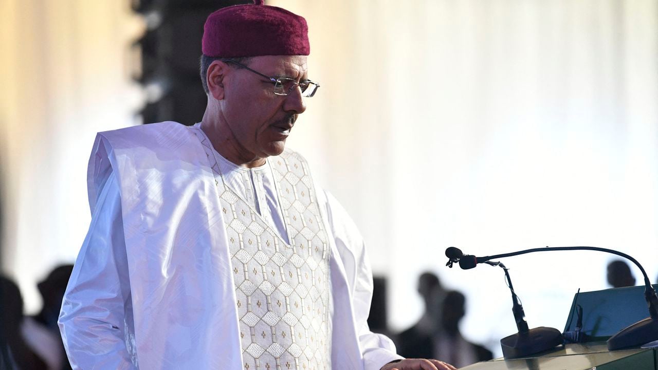 El presidente de Níger, Mohamed Bazoum, cuando habló durante la inauguración de la refinería de petróleo y productos petroquímicos de Dangote en Lagos, el 22 de mayo de 2023.