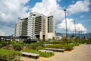 Medellín, Antioquia / Colombia - 23 de febrero de 2021. El Edificio Inteligente de las Empresas Públicas de Medellín o simplemente Edificio EPM es la sede administrativa de la empresa de servicios públicos EPM