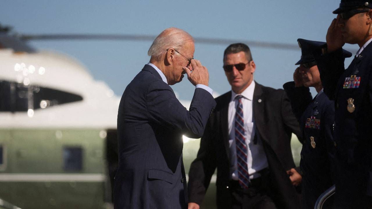 El presidente de los Estados Unidos, Joe Biden, aborda el Air Force One para viajar a Pensilvania desde la base conjunta Andrews.