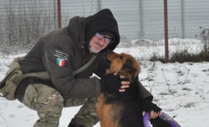Andrea Cisternino: hombre italiano que reside en Ucrania y no piensa abandonar a sus animales, a pesar de la guerra.