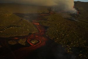 El volcán Wolf, santuario de las iguanas terrestres rosadas de las islas ecuatorianas de Galápagos, en el Pacífico, entró en erupción por segunda vez en siete años