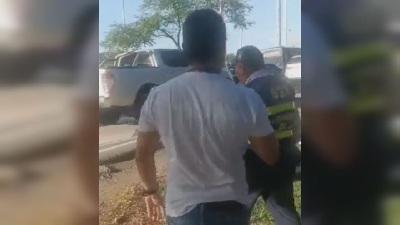 ¿No hay respeto? Agente de tránsito de Cali fue agredido a patadas por un conductor.