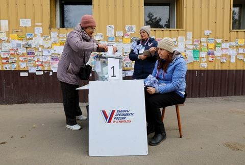 Una mujer vota en una mesa electoral móvil durante la votación anticipada de las elecciones presidenciales de Rusia, en el curso del conflicto Rusia-Ucrania en Mariupol, Ucrania controlada por Rusia, el 13 de marzo de 2024.