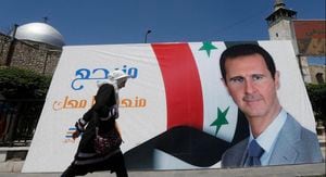 Transeúntes pasan delante de los afiches electorales de Bashar al Asad, el 25 de mayo de 2021 en Damasco LOUAI BESHARA AFP