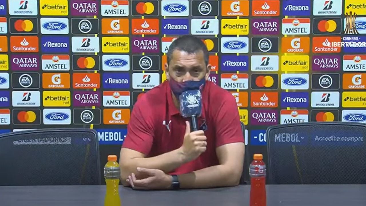 Aldo Bobadilla, técnico de Independiente Medellín, en rueda de prensa.