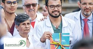   Las palabras del presidente Gustavo Petro al nuevo superintendente de Salud, Luis Carlos Leal (centro), generaron cuestionamientos por frenar una de las medidas que puede utilizar la entidad para garantizar el derecho a la salud.