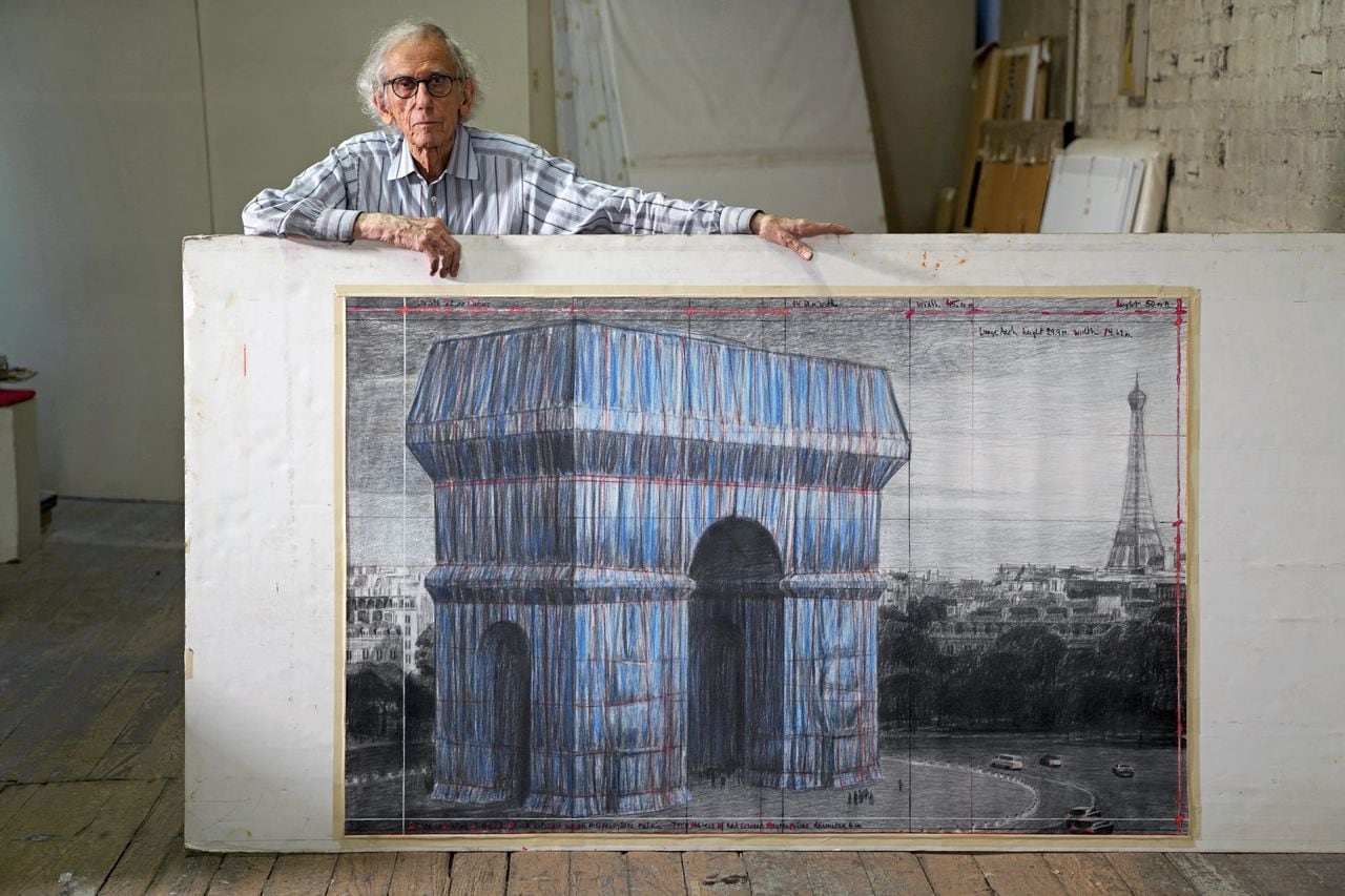 Christo in his studio with a preparatory drawing for "L'Arc de Triomphe, Wrapped"
New York City, September 20, 2019
—
Wolfgang Volz