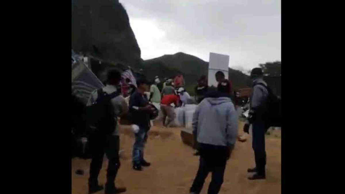 Video: saquean tractomula en el Valle con conductor atrapado por el accidente