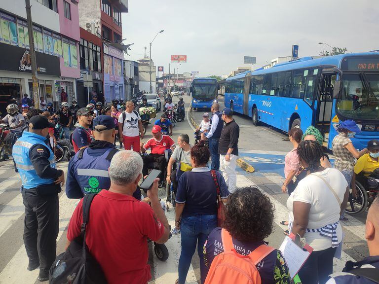 Los pacientes de Emssanar bloquean Calle 5 exigiendo entrega de insumos para su salud.